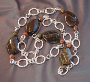 Collar artesanal cadena plateada con piedras naturales