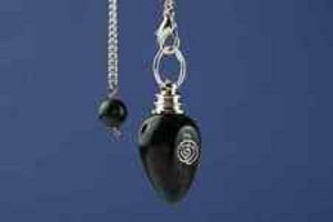 Péndulo RADIESTESIA PIEDRA VERDE con símbolo REIKI