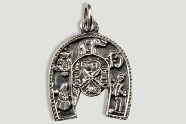 Colgante Amuleto HERRADURA de la SUERTE en PLATA, con símbolos de la suerte