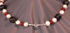 Collar de perlas y piedras naturales