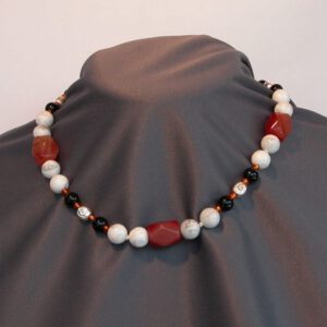 Collar de piedras naturales con cuentas plateadas