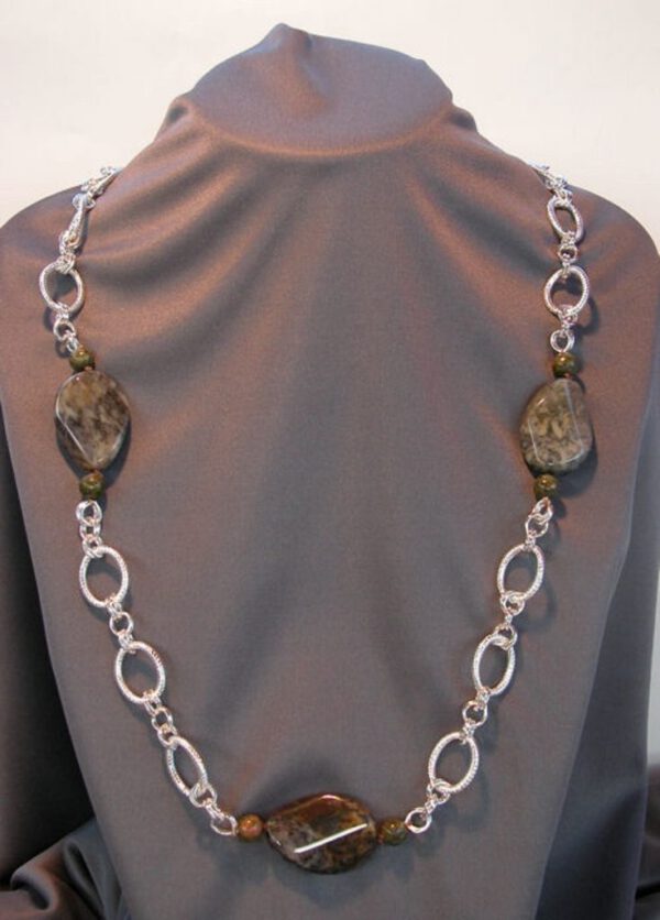 Collar artesanal cadena plateada con piedras naturales