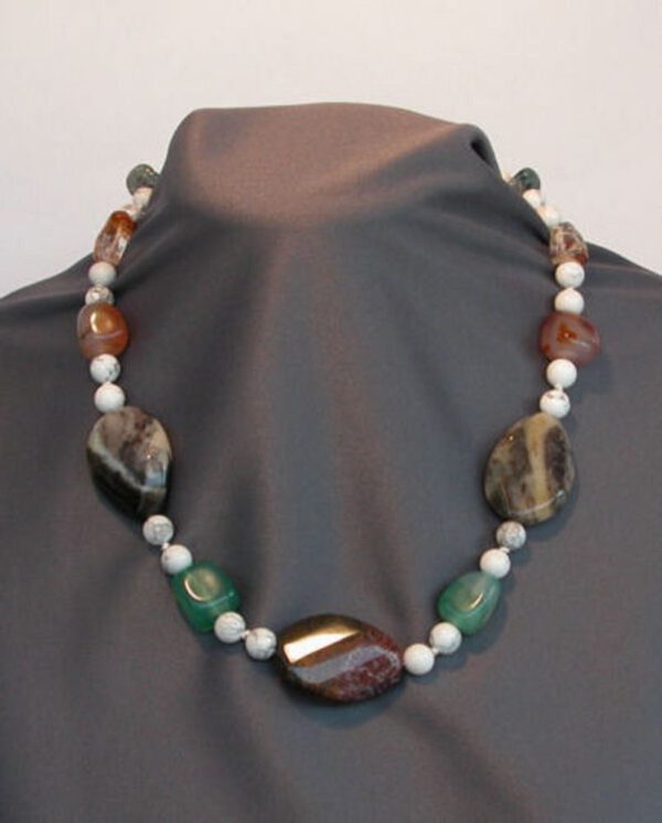 Collar de piedras naturales