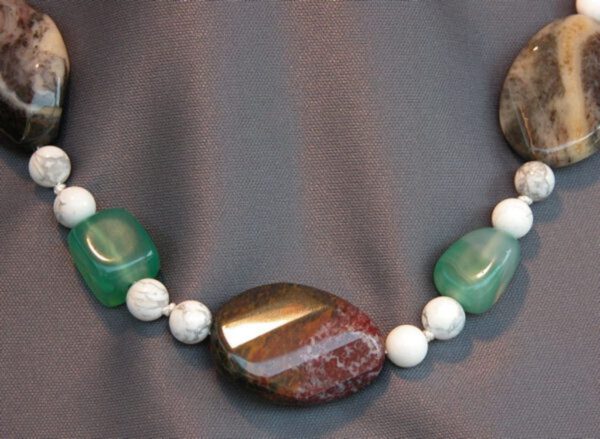 Collar de piedras naturales