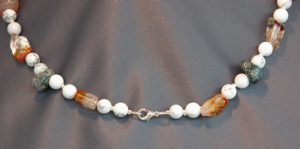 Collar de piedras naturales