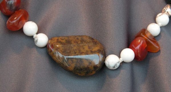 Collar de piedras naturales