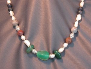 Collar de perlas y ágata india