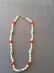 Collar de perlas y piedras naturales