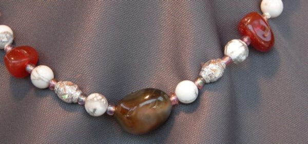 Collar de piedras naturales