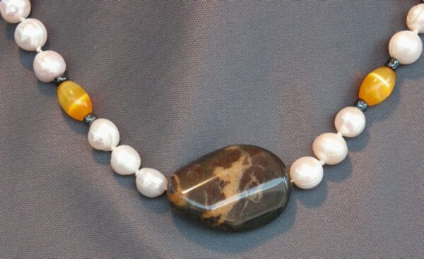 Collar de perlas y ojo de gato con piedras naturales