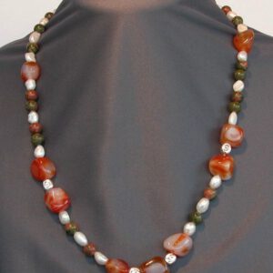 Collar de perlas y piedras naturales