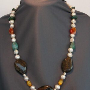 Collar de perlas con ojo de gato y piedras naturales