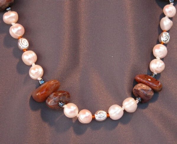 Collar de perlas con piedras naturales