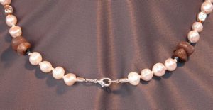 Collar de perlas con piedras naturales