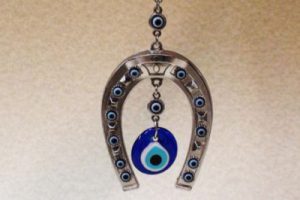 Colgante Amuleto Herradura con Ojo Turco para colgar en paredes o puertas