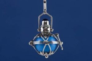Colgante LLAMADOR de ANGELES, en plata, con CALADO y BOLA AZUL