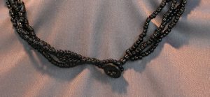 Collar colgante estilo ÉTNICO de símil nácar y madera con acrílico y rocalla