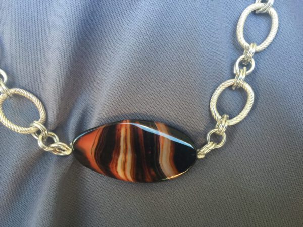 Collar artesanal CADENA en BAÑO de PLATA con relieve decorado y PIEDRAS NATURALES (Mod. 69), hecha a mano