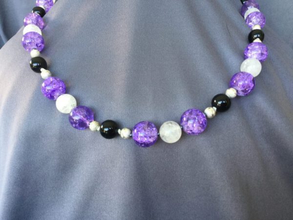 Collar artesanal de CRISTAL CRAQUELADO morado y blanco (Mod. 60) hecho a mano