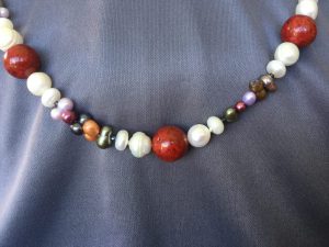 Collar artesanal de CORAL ESPONJA y PERLAS CULTIVADAS (Mod. 56) hecho a mano